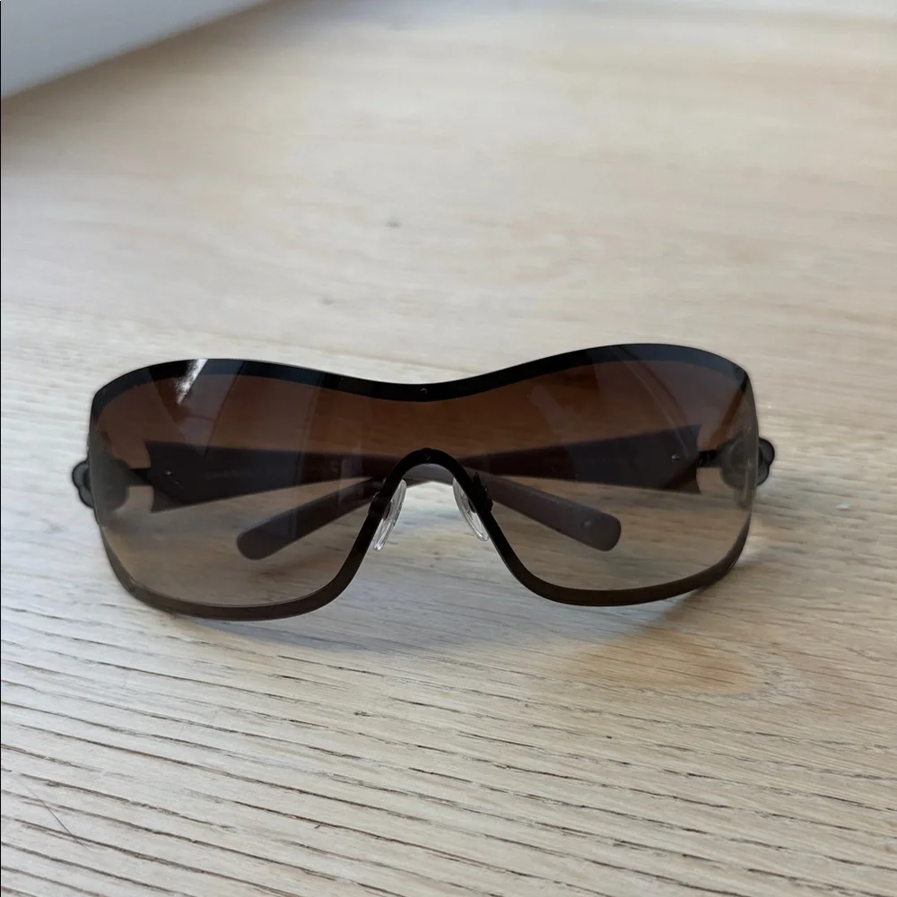 CHANEL Brown Gradient Shield Sunglasses with Camellia Detail - Picture 2 of 5